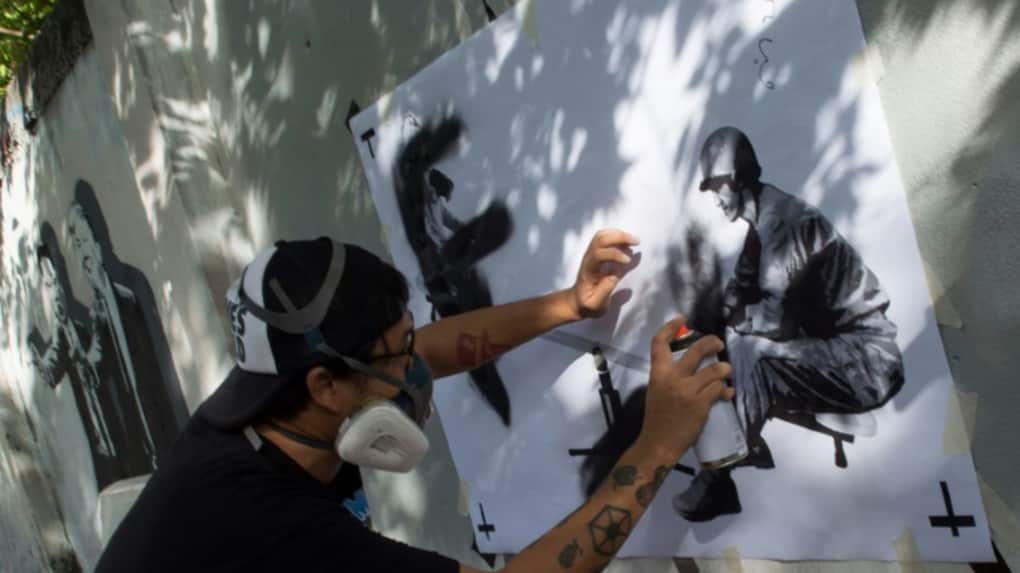 graffiti_HS_fetita_militar_AFP_lnr_02